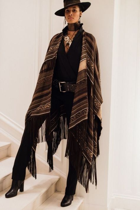 Traje Cowgirl, Western Chic Fashion, Look Boho Chic, Trendy Christmas Outfits, Ethno Style, Looks Country, Western Outfits Women, Cowboy Outfits, Black Hat