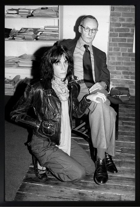 William Burroughs with Patti Smith at his Home, Franklin Street, NYC. Photo taken by Kate Simon on Patti Smith’s 29th birthday, 1975 Patti Smith Robert Mapplethorpe, William Burroughs, Beat Generation, Louise Brooks, Robert Mapplethorpe, Patti Smith, Writers And Poets, Maisie Williams, Girls Rock