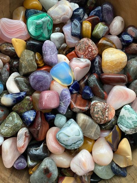 Witchy Knowledge, Tumble Stones, Crystal Vibes, Crystal Aesthetic, Pretty Rocks, Witchy Decor, Cool Rocks, Rock Collection, Green Witch