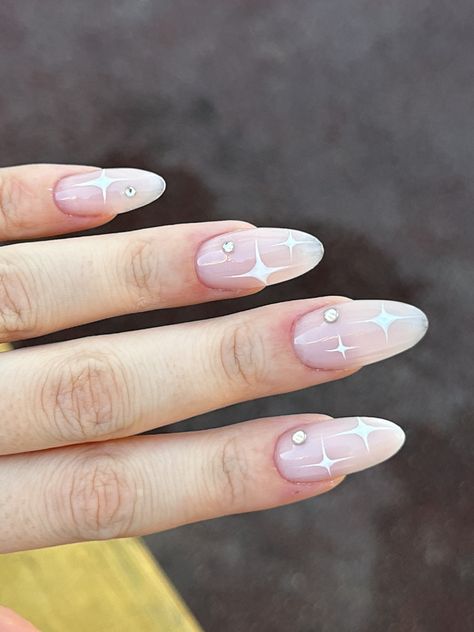 Simple Star Design Nails, White French Tip Nails With Star Design, White Stars On Nails, Birthday Nails Stars, Nails With White Stars, Stars On Nails, Y2k Inspired Nails, Star Nails Y2k, White Star Nails