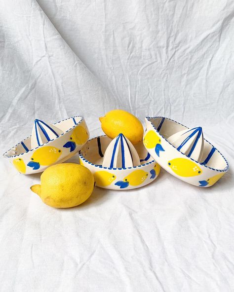 Lemon Juicer Pottery, Ceramic Citrus Juicer, Ceramic Lemon Juicer, Lemon Pottery Painting, Playful Ceramics, Juicer Ceramic, Juice Maker, Diy Pottery Painting, Simple Projects