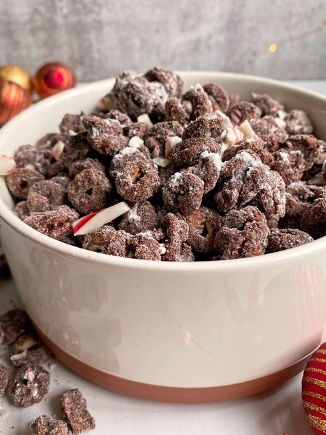 Peppermint Puppy Chow Recipe, Peppermint Puppy Chow, Movie Party Snacks, Mint Chocolate Recipes, Healthy Paleo Desserts, Easy Chocolate Recipes, Puppy Chow Recipe, Grain Free Baking, Healthy Vegan Dessert