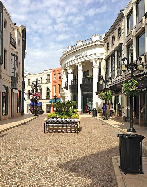 Rodeo Drive is a two-mile-long street in Beverly Hills Rodeo Drive Beverly Hills, Las Vagas, Rodeo Drive, Drive In, Pop Up Shop, Main Street, Rodeo, Beverly Hills, Pop Up