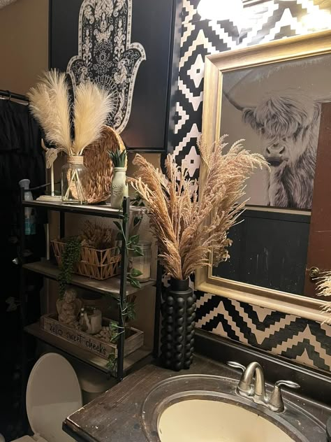 Black Boho Bathroom Ideas, Boho Black Aesthetic, Black Boho Home Decor, Brown White And Black Bathroom, Western Chic Bathroom Ideas, Boho Gothic Bathroom, Black Boho Bathroom Decor, Dark Western Bathroom, Country Boho Bathroom