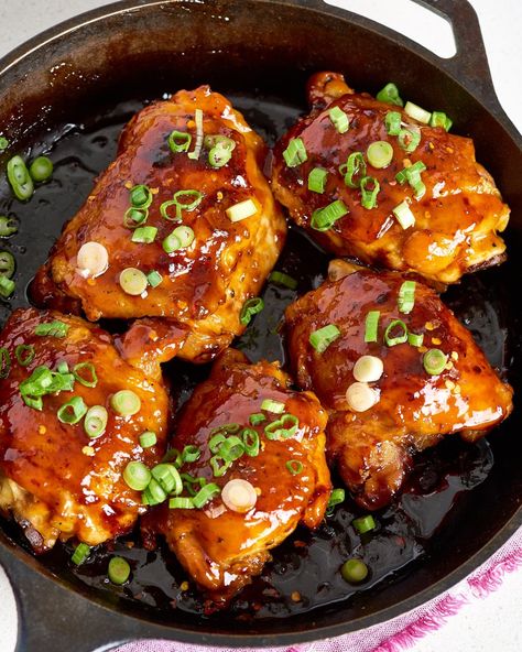 Hot Sauce Chicken, Thai Grilled Chicken, Chicken Thigh Recipe, Firecracker Chicken, Chicken Piccata Recipe, Chicken Meatball Recipes, Grilled Chicken Thighs, Pan Fried Chicken, Sauce Chicken