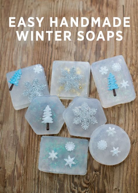 Make something fun and festive this winter with these DIY Holiday Soaps! Your family will love making them together! Budget Friendly Christmas Gifts, Săpunuri Handmade, Christmas Soap, Christmas Crafts For Kids To Make, Easy Christmas Gifts, Diy Gifts For Kids, Diy Holiday Gifts, Easy Christmas Crafts, Christmas Gifts For Girls