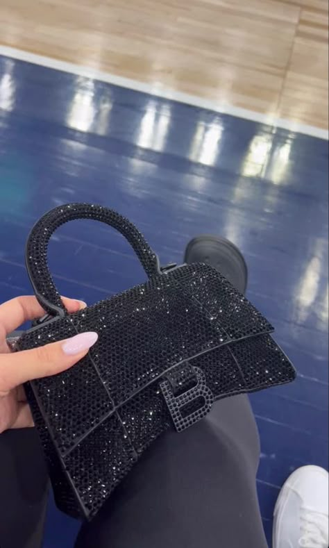 Balenciaga Hourglass Bag, Stile Kylie Jenner, Mode Ulzzang, Luxury Bags Collection, Girly Bags, Neue Outfits, Bags Luxury, Luxury Purses, Fancy Bags