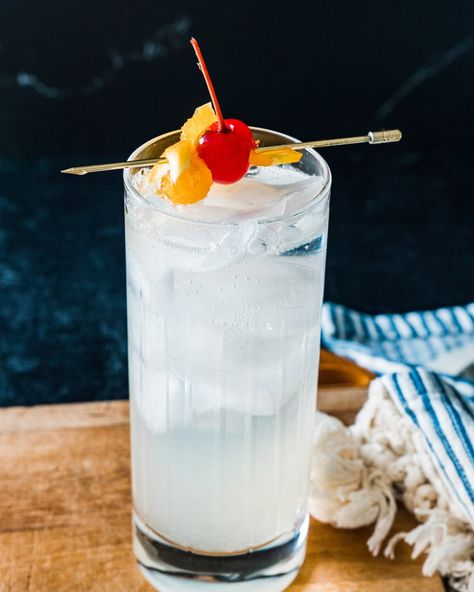 The Vodka Collins is a sweet tart highball cocktail that's a spin on the classic Tom Collins! This bubbly drink recipe always hits the spot. #vodka #vodkacollins #vodkacocktail #easyvodkacocktail #vodkacollinsdrink #vodkadrink Tom Collins Recipe Vodka, Tom Collins Recipe, Vodka Cranberry Cocktail, Best Vodka Cocktails, Classic Vodka Cocktails, Vodka Mixed Drinks, Vodka Collins, Cranberry Juice And Vodka, Vodka Sour