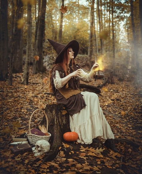 Country Witch Aesthetic, Old Witch Aesthetic, Witchy Picnic, Autumn Witch Aesthetic, Witchy Photoshoot, Urban Witch, Dark Photoshoot, Vintage Halloween Costumes, Witch Photoshoot