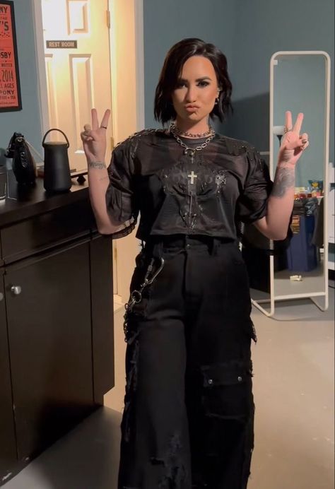 💌 Demi Lovato Style Outfits, Demi Lovato Style, Grunge Looks, Concert Outfits, Rock Outfits, Casual Winter Outfits, Outfit Goals, Demi Lovato, Casual Style Outfits