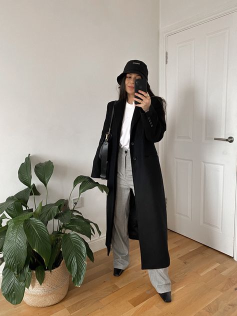 Neutral pallete. Gray trousers, black oversized coat. White t-shirt outfit idea. Black Jacquemus le bob bucket hat. Efortless chic. Bucket Hat Outfit Fall, Light Blue Denim Outfit, Bob Jacquemus, Bucket Hat Outfit Winter, Black Bucket Hat Outfit, Autumn Outfit Women, Bobs Outfit, Hat Outfit Winter, White T Shirt Outfit