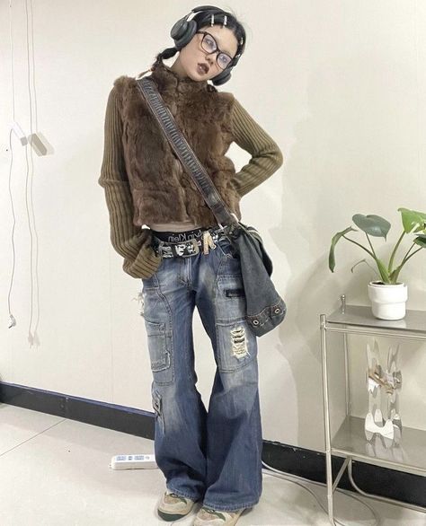 Fur Vest Outfit Y2k, Sleeveless Vest Outfit, Fur Vest Outfit, Looks Black, Vest Outfits, Mode Inspo, 가을 패션, 2000s Fashion, Mode Inspiration