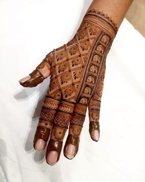 Back Hand Elephant Mehndi Designs, Groom Mehendi Designs Back Side, Line Mehndi Designs, Back Side Mehendi Design Stylish, Mahendi Pics, Backside Mehendi Design, Back Mehendi Designs, Back Side Mehendi Design, Saider Mhendi