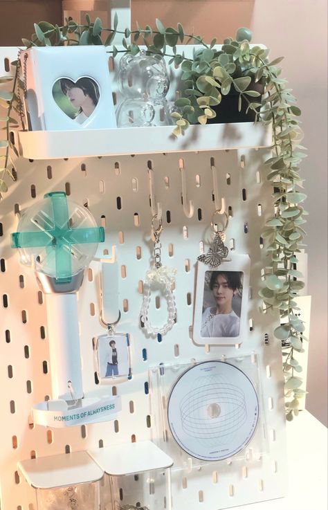 Kpop Peg Board Ideas, Pegboard Inspo Kpop, Kpop Ikea Pegboard, K-pop Pegboard, Peg Board Kpop, Kpop Pegboard Ideas, Peg Board Inspo, Peg Board Aesthetic, Pegboard Ideas Aesthetic