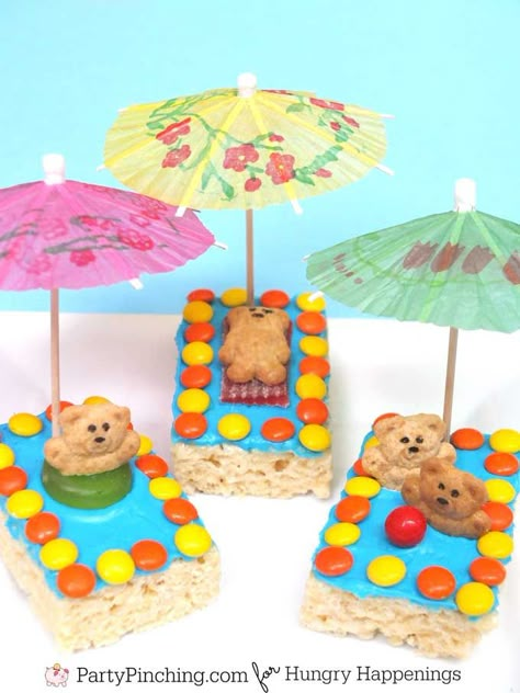 Fun summer treats - teddy grahams swimming in cereal treat pools. Pool Snacks, Theme Snack, Snack Easy, Teddy Grahams, Edible Crafts, Kids Treat, Easy Summer Meals, Kiddie Pool, Summer Snacks