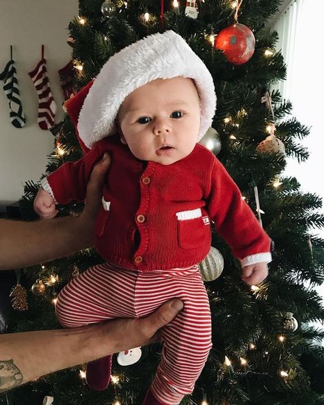 Baby's First Christmas Photos, Children Christmas Photos, Christmas Outfits Ideas, Baby Girl First Christmas, Christmas Baby Clothes, Toddler Christmas Outfit, Baby Christmas Photos, First Christmas Photos, Disney World Christmas