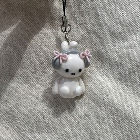 Clay Keychain, Clay Diy Projects, Tanah Liat, Cute Clay, Clay Art Projects, Cute Keychain, Diy Clay Crafts, Cute Little Things, Clay Charms