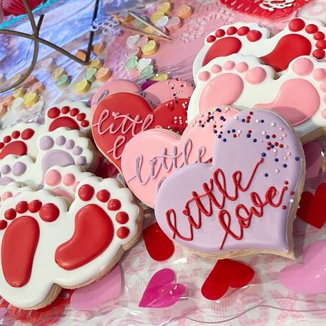 Hearts Baby Shower Theme, February Baby Shower Themes, Baby Shower Color Themes, Valentines Gender Reveal, February Baby Showers, Winter Baby Shower Themes, Valentines Baby, Baby Shower Sweets, February Baby