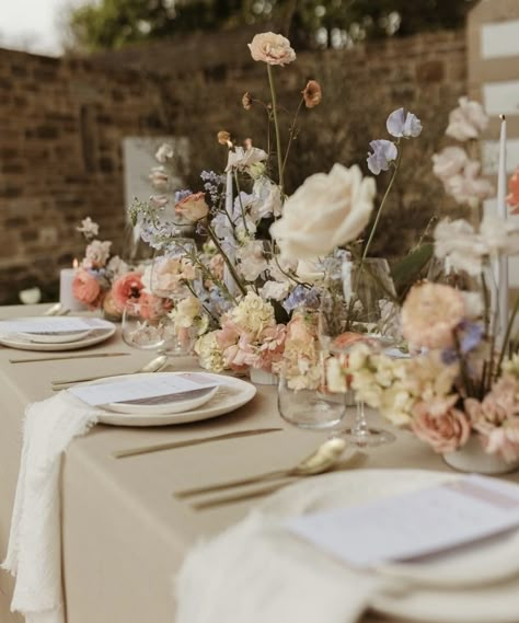 Cheesecloth Napkins, Wedding Table Scape, Blue Doors, Peach Wedding Flowers, Table Arrangements Wedding, Gold Cutlery, Spanish Wedding, Mediterranean Blue, Decor Themes