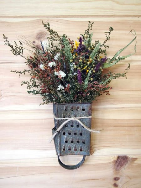 15 Fantastic Ways to Upcycle Cheese Graters  via www.TheKimSixFix.com Cheese Grater, Trash To Treasure, Deco Floral, Dried Flower Bouquet, Antique Decor, Booth Ideas, Decor Minimalist, Dried Flower, Country Kitchen