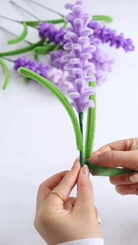 Thi Florist (@thiflorist) | TikTok Dance Recital Gifts Diy, Flower Making Crafts, Chenille Crafts, Paper Flowers Diy Easy, Ribbon Flowers Diy, Diy Bouquet Wrap, Pipe Cleaner Flowers, Diy Pipe, Pipe Cleaner Crafts