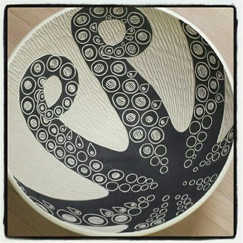 Octopus Sgraffito Designs Pattern Easy, Scrifito Pottery, Sgraffito Designs Easy, Sgraffito Fish, Scraffito Designs Simple, Sgraffito Designs, Sgraffito Ideas, Ceramics Bowls Designs, Sgraffito Pottery