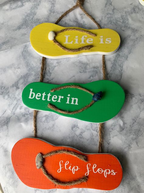 Wooden flip flop wall hanger painted for summer vibes Beach Is My Happy Place, Beach Themed Crafts, Decorating Flip Flops, Diy Beach Decor, Ocean Home Decor, Door White, Beach Wreath, Beach Theme Decor, Beach Diy