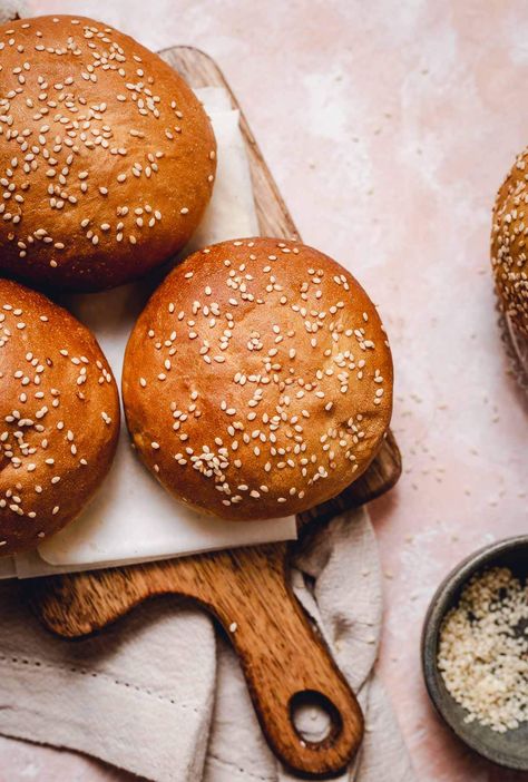 Burger Shoot Ideas, Burger Shoot, Easy Vegan Burger, Vegan Hamburger Buns, Vegan Buns, Homemade Vegan Burgers, Vegan Burger Buns, Vegan Brioche, Burger Bread