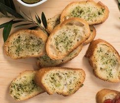 Healthy Garlic Bread, Garlic Crostini, Epicure Recipes, Garlic Dip, Recipe Sheets, 20 Minute Recipes, Sliced Baguette, Garlic Herb, Garlic Bread