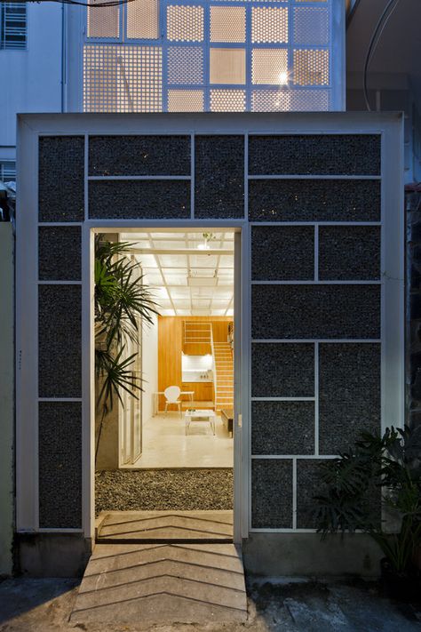 © Hiroyuki Oki Vietnam House, Townhome Ideas, Apartment Therapy Small Spaces, Vietnam Culture, Apartment Decorating For Couples, Modern Apartment Decor, Apartment View, Compact House, Concrete Home