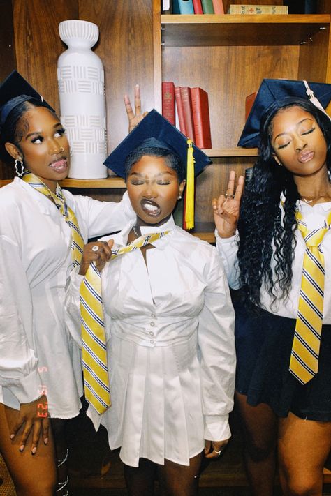 Group of 3 Black Girl Graduation Pic Friend Group Of Three, Group Graduation Pictures, Black Friend Group, Graduation Pictures College, 2023 Friends, College Grad Pictures, Group Photoshoot, College Graduation Photoshoot, Grad Dresses Short