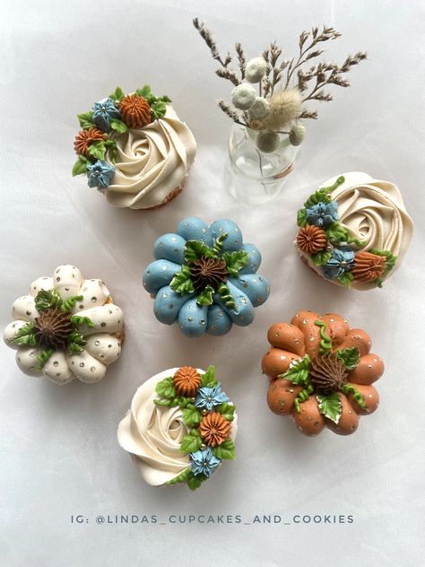 Fall Floral & Pumpkin Cupcakes Nature Inspired Cupcakes, Boho Pumpkin Cupcakes, Fall Leaf Cupcakes, Winter Floral Cupcakes, Fall Pumpkin Cupcakes, Pretty Fall Cupcakes, Woodland Cupcake Ideas, Fall Cupcakes Decoration Simple, Fall Wedding Cupcakes Ideas Rustic