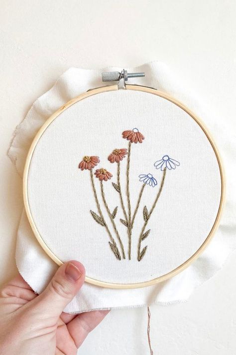 Minimal Embroidery Hoop #embroidery #embroideryart #embroider #embroiderydesign #embroiderypattern #embroiderypatternsbeginner #minimal #minimaldesign #boho #diy #diykit #gift #giftforher #handmade #diyhomedecor #diyideas #diyproject #art Minimal Embroidery, Small Embroidery, Diy Embroidery Designs, Floral Embroidery Patterns, Hoop Embroidery, Embroidery Stitches Tutorial, Pola Sulam, Hand Embroidery Projects, Simple Embroidery