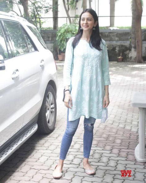 Casual Birthday Party, Kurti With Jeans, Simple Kurta, Smart Casual Women Outfits, Outfits For Ladies, Chikankari Kurta, Smart Casual Women, Rakul Preet Singh, Fest Outfits