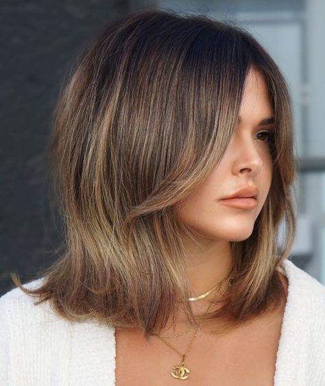 Collarbone Length Cut with Balayage and Chin Length Bangs Inverted Hairstyles, Collarbone Length Hair, Messy Wavy Hair, Dunner Wordend Haar, Straight Hairstyles Medium, Womens Haircuts Medium, Long Bob Haircuts, Medium Curly Hair Styles, Medium Short Hair