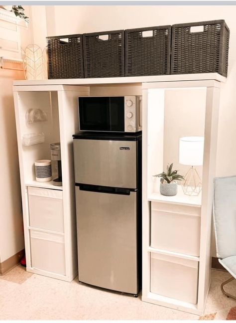 Best Mini Fridge, Luxury Dorm Room, Dorm Room Kitchen, Dorm Room Necessities, Dorm Fridge, Dorm Items List, Dorm Hacks, Dorm Room Styles, Dream Dorm