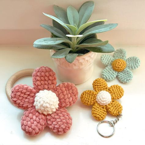 Free Daisy Flower Crochet Pattern Crochet Small Flower, Small Crochet Gifts, Chunky Crochet Blanket Pattern, Cozy Crochet Patterns, Crochet Flowers Free Pattern, Yarn Flowers, Crochet Keychain Pattern, Mini Crochet, Crochet Hair Accessories