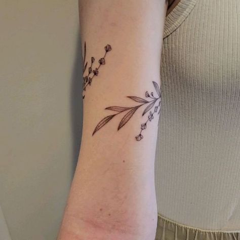 Sarah Seveney on Instagram: "Floral upper arm cuff for @allisonmillett, thank you for coming in Allison! Swipe for more angles 🌷🌿 #floralarmband . . . . . . . . . #floraltattoo #flowertattoo #wildflowertattoo #botanicaltattoo #armbandtattoo #massachusettstattoo #masstattooartist #masstattoonetwork #southcoastma #newenglandtattoonetwork #newbedfordtattoo #newbedfordma #bostontattoo #bostontattooartist #bostontattooer #bostonartist #bostonartists #massachusettsartist #mediapa #phillytattoo #phil Massachusetts Tattoo, Boston Tattoo, Upper Arm Cuff, Daughter Tattoo, Upper Arm Cuffs, Wildflower Tattoo, Botanical Tattoo, Mother Daughter Tattoos, Tattoos For Daughters