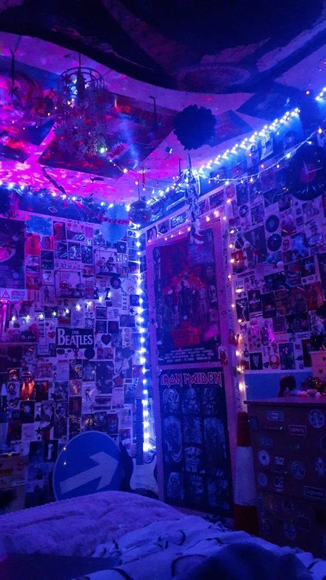 Dark Purple Walls Bedroom, Purple Wall Bedroom, Room Ideas Bedroom Teenagers, Small Room Setup, Retro Room Ideas, Cool Room Decor, Football Camp, Chill Room, Mha Oc