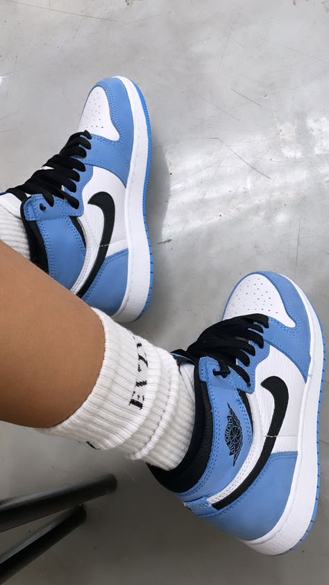 Sky Blue Sneakers, Shoes For Flat Feet, Zapatillas Air, Tenis Air Force, Nike Shoes Blue, Pretty Sneakers, Nike Fashion Shoes, Preppy Shoes, Pretty Shoes Sneakers