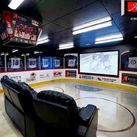 Top 10 Ultimate Man Caves and Rooms Hockey Man Cave, Sala Cinema, Koti Diy, Hockey Room, Flooring Laminate, Man Cave Basement, Woman Cave, Sports Room, Dump A Day