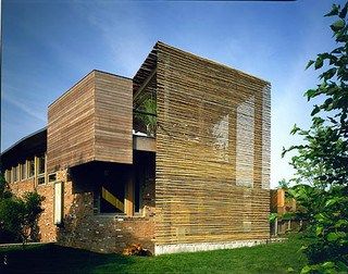 DIY Outdoor Bamboo Shades - Simple Practical Beautiful Bamboo Facade, Bamboo Screen, Exterior Blinds, House In The Hamptons, Shade Screen, Shade House, Screen House, Wood Pergola, Roof Construction