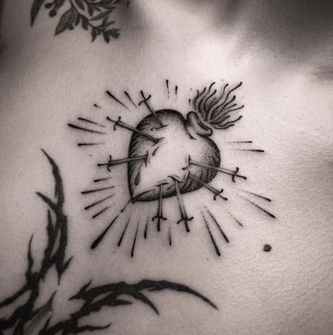 Heart Crown Tattoo, Chest Tattoo Heart, Heart Chest Tattoo, Personal Tattoos, Traditional Heart Tattoos, Black Line Tattoo, Chain Tattoo, Tattoo Board, Chest Tattoos