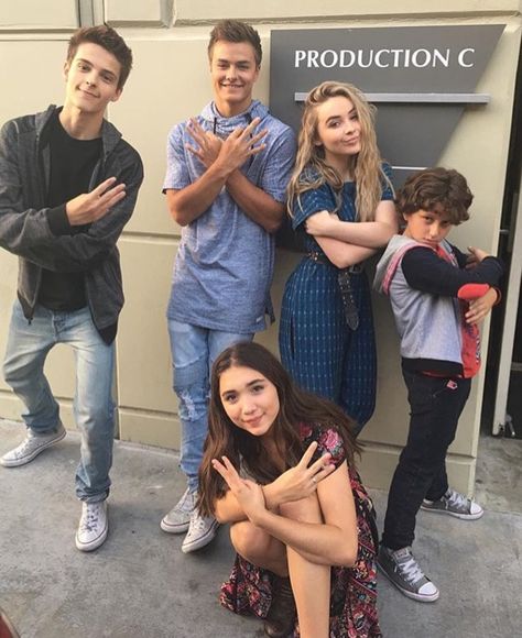 Girl Meets World cast Girl Meets World Cast, Boy Meets World Quotes, Peyton Meyer, Riley Matthews, Disney Channel Shows, Rowan Blanchard, Boy Meets Girl, Disney Channel Stars, Boy Meets World