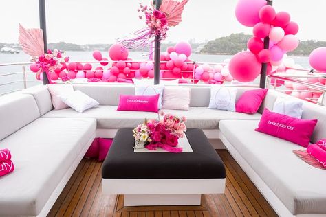 Yacht Decorating Ideas, Yacht Party Theme, Flex Mami, Birthday Aesthetic, Super Yacht, Event Agency, Fiesta Tropical, Boat Decor, Balloon Installation