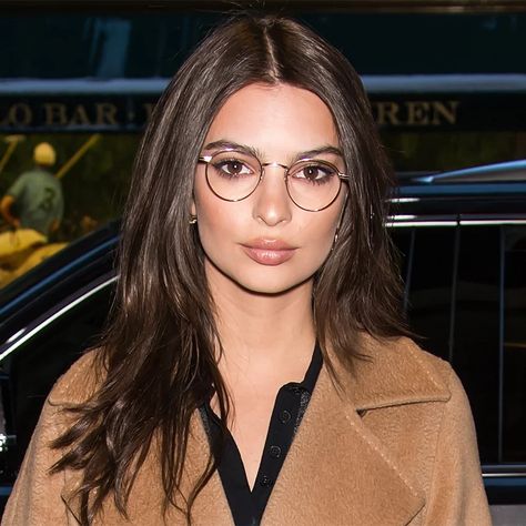 Emily Ratajkowski Wire Rimmed Glasses, Celebrities With Glasses, Glasses Frames Trendy, Glasses Outfit, Best Eyeglasses, Glasses Inspiration, Chic Glasses, Glasses Trends, Womens Glasses Frames