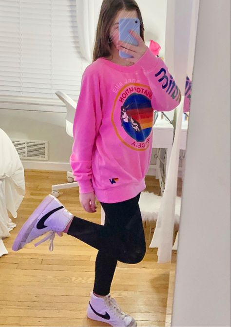 Preepy Girls Outfit, Pink Aviator Nation Sweatpants Outfit, Avatior Nation Preppy, Preepy Summer Girl, Preppy People Beach, Airport Fits, Outfit Inso, Preppy Girls, I Love My Friends