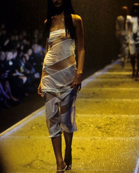 🌧 @alexandermcqueen rtw 1998 Alexander Mcqueen 90s, Alexander Mcqueen Runway, 90s Runway Fashion, Vintage Runway, Evolution Of Fashion, Model Aesthetic, 90s Fashion, Runway Fashion, Fashion Models