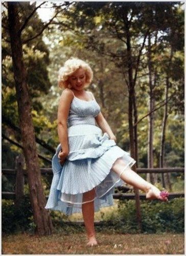 Marilyn Monroe in a inspired dotted blue dress. Norma Jean Baker, Candle In The Wind, Joe Dimaggio, Marilyn Monroe Photos, Marlene Dietrich, Norma Jean, Norma Jeane, Blonde Bombshell, Steve Mcqueen