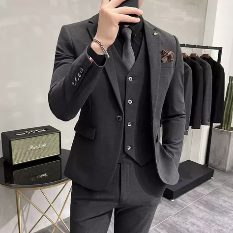 The pin shows a man wearing a dark grey 3 piece wedding suit. Suits For Guys, Stylish Mens Suits, Black Suit Men, Groom Wedding Dress, Gentleman Aesthetic, Classy Suits, Classy Outfits Men, Dress Suits For Men, Mens Casual Dress Outfits